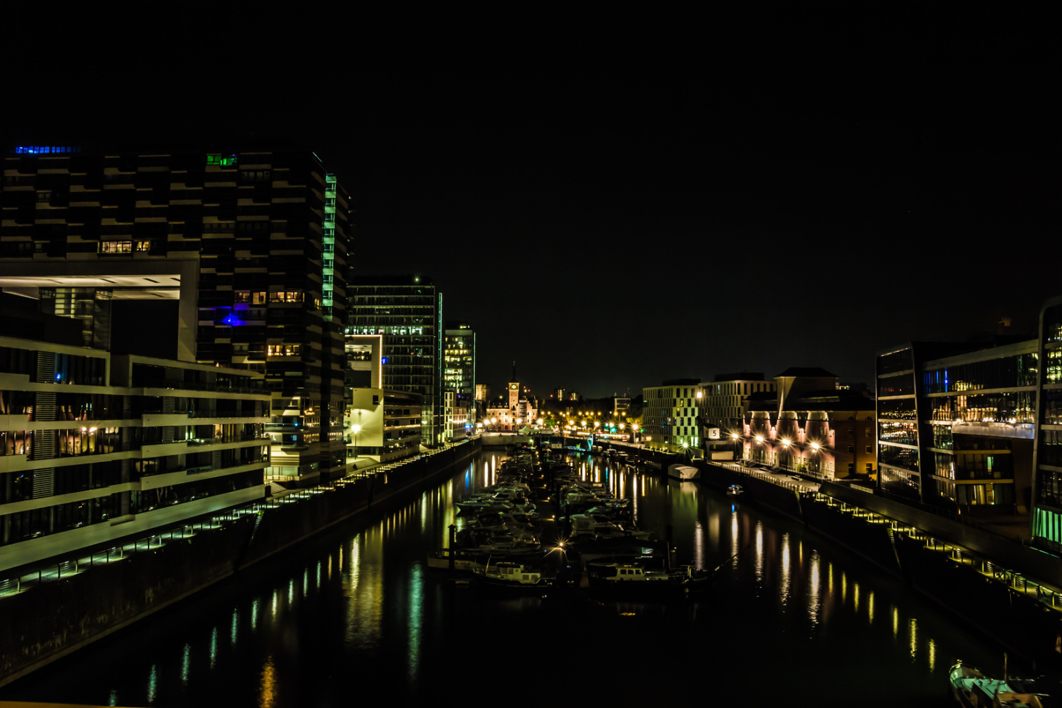 Der Rheinauhafen ist der ehemals bedeutendste Industrie- und Handelshafen Kölns.