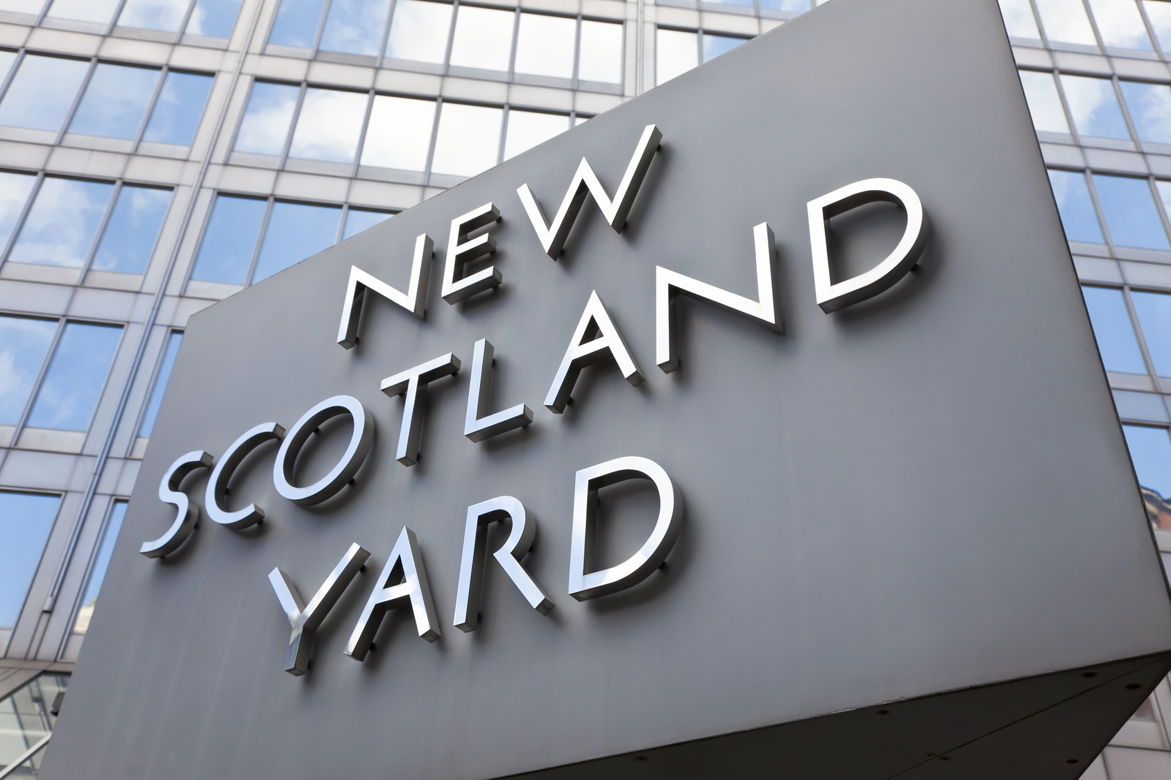 Schild "New Scotland Yard" am gleichnamigen Gebäude in London; Kurtz Detektei Köln, Privatdetektive aus Köln, Detektiv-Agentur aus Köln, Privatermittler Köln