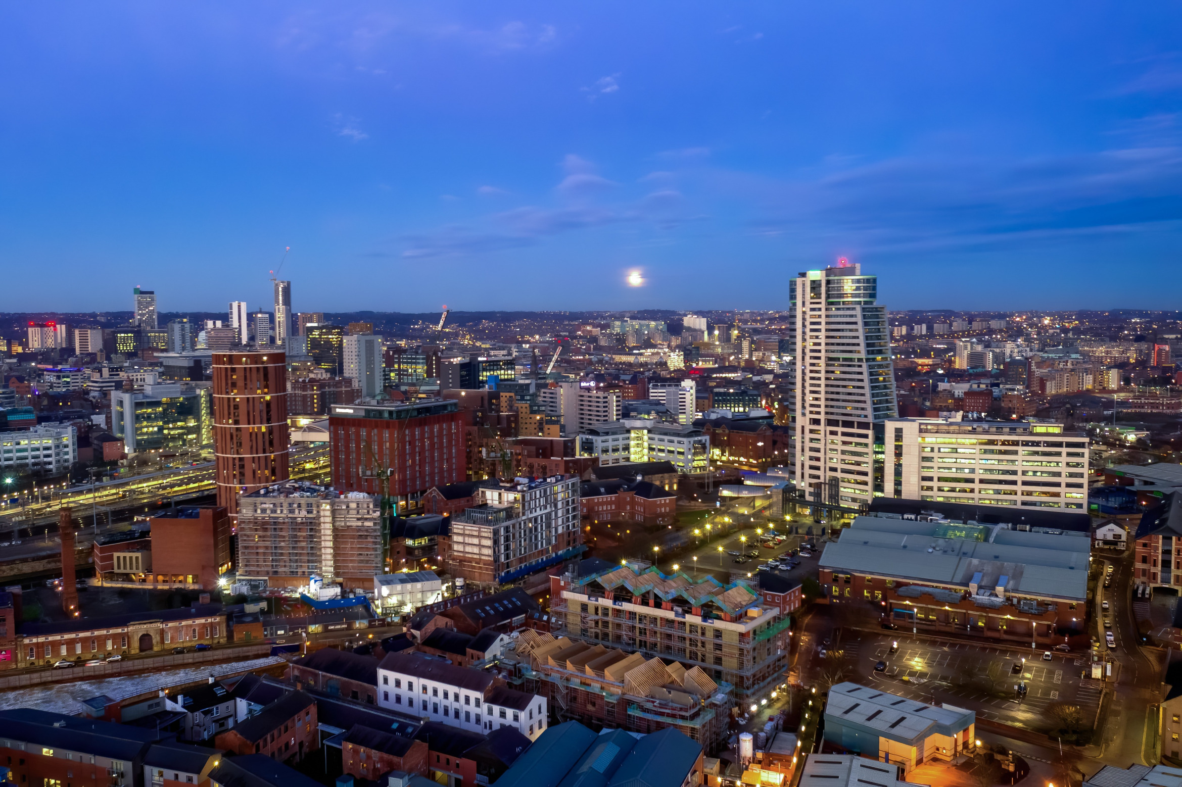 Leeds (England, Großbritannien) im Abendlicht; Detektiv-Team Leeds (England, Großbritannien), Privatdetektei Leeds (England, Großbritannien), Wirtschaftsdetektei Leeds (England, Großbritannien), Privatermittler Leeds (England, Großbritannien)