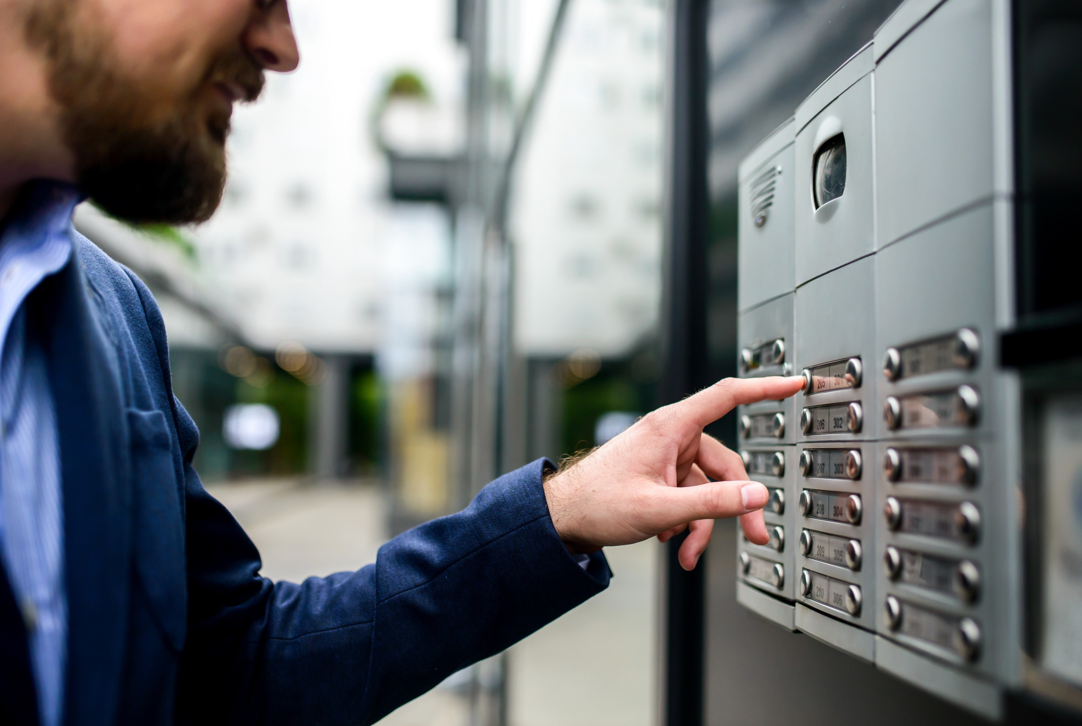 Man on Intercom; Detektei Köln, Detektiv Köln, Privatdetektiv Köln, Privatermittler Köln